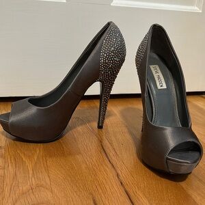Steve Madden Gray Satin Pumps Elegant Design